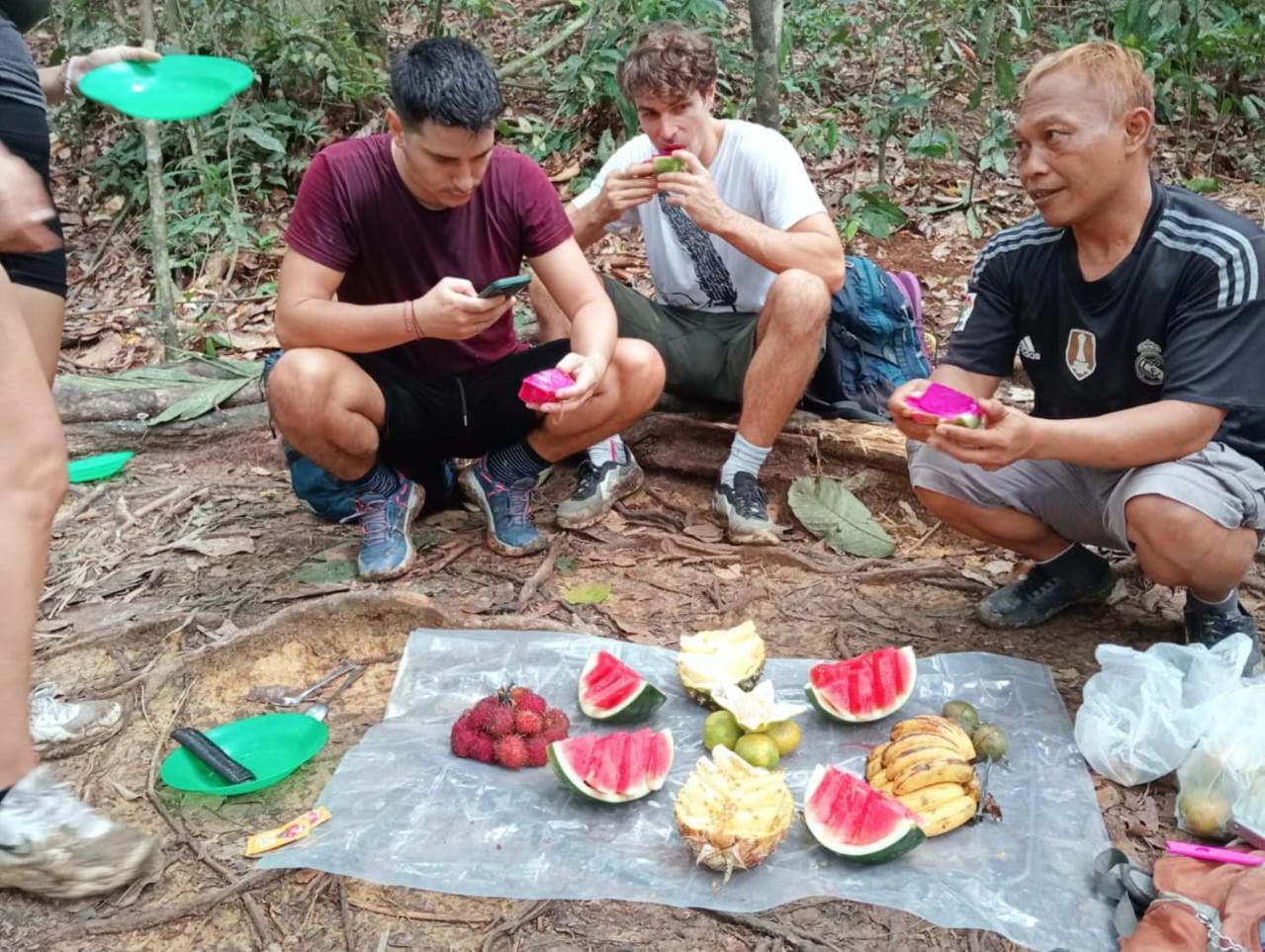 Landak River Guest House Only Trekking With Us Bukit Lawang Zewnętrze zdjęcie